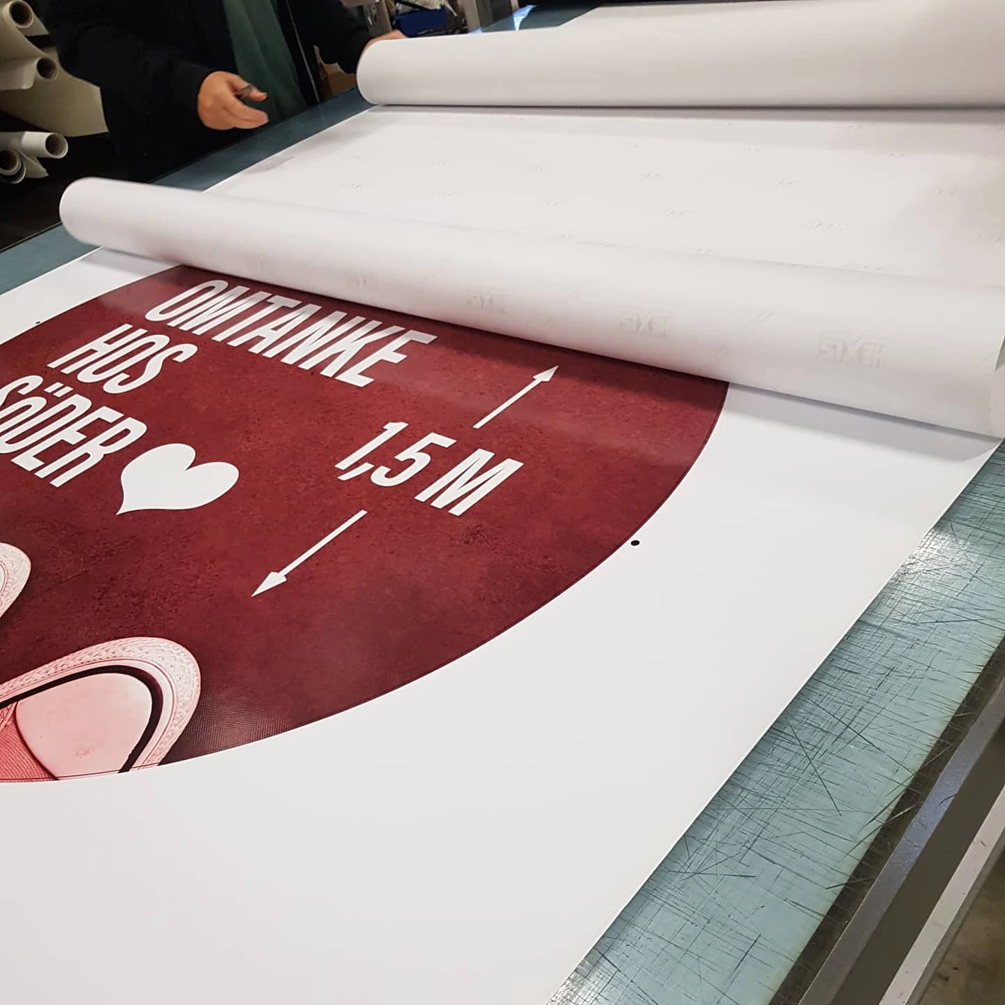 Storformattryck på banderoll i Specialprints produktionslokal